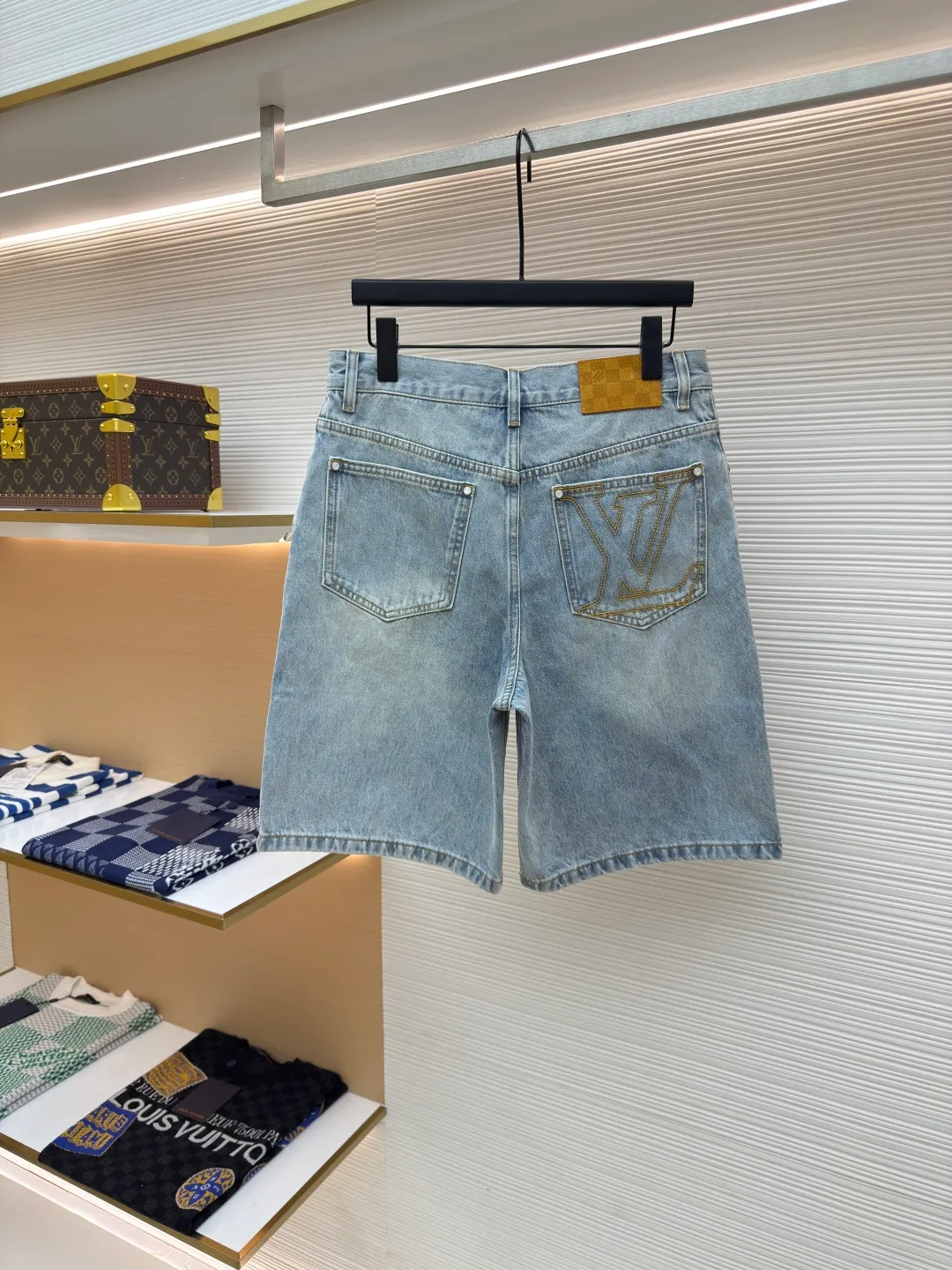 LOUIS VUITTON logo denim shorts ●Authentic product: Purchased and developed by 9350 ●Item number: 1680034-A65 ●Fabric: denim fabric ●Technology: washed production ●Version: fitted version ●Weight: about 540 grams ●Size: 30-32-34-36 ●Description: The fabric is made of 7s*7s twill cotton denim, the weft is made of compact siro-spun raw cotton yarn, and the ready-to-wear is made of fried sand and washed water. , sea salt and sea sand potassium permanganate additives are added to the tank, the flower pattern of the later washing cover is nostalgic color, matching the ancient gold hanging chain on the back collar, and the mold is opened to customize the cylindrical I-shaped buckle made of pearl material to restore ZG quality. The leather tag is made of suede leather with high-temperature stamping of the logo, and the checkerboard leather tag on the back is also made of suede. The pocket embroidery is a needle embroidery process, with double stitching and embroidered logo. The overall wiring is straight and delicate, the fabric is comfortable and soft, and the color is consistent without color difference. It can be matched with the same style to create a fashionable look and control various occasions. Customized accessories, complete with three standards, same style for men and women!